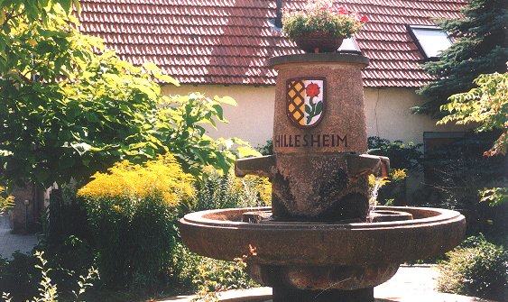 Der Drei-Röhrenbrunnen in Hillesheim/Rheinhessen